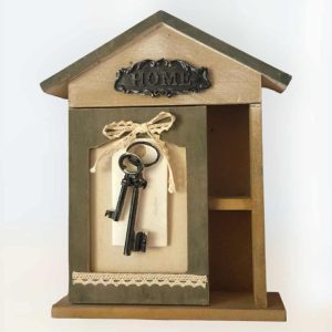 Дървена къщичка за ключове „HOME“ – винтидж стил с дантела и метални детайли